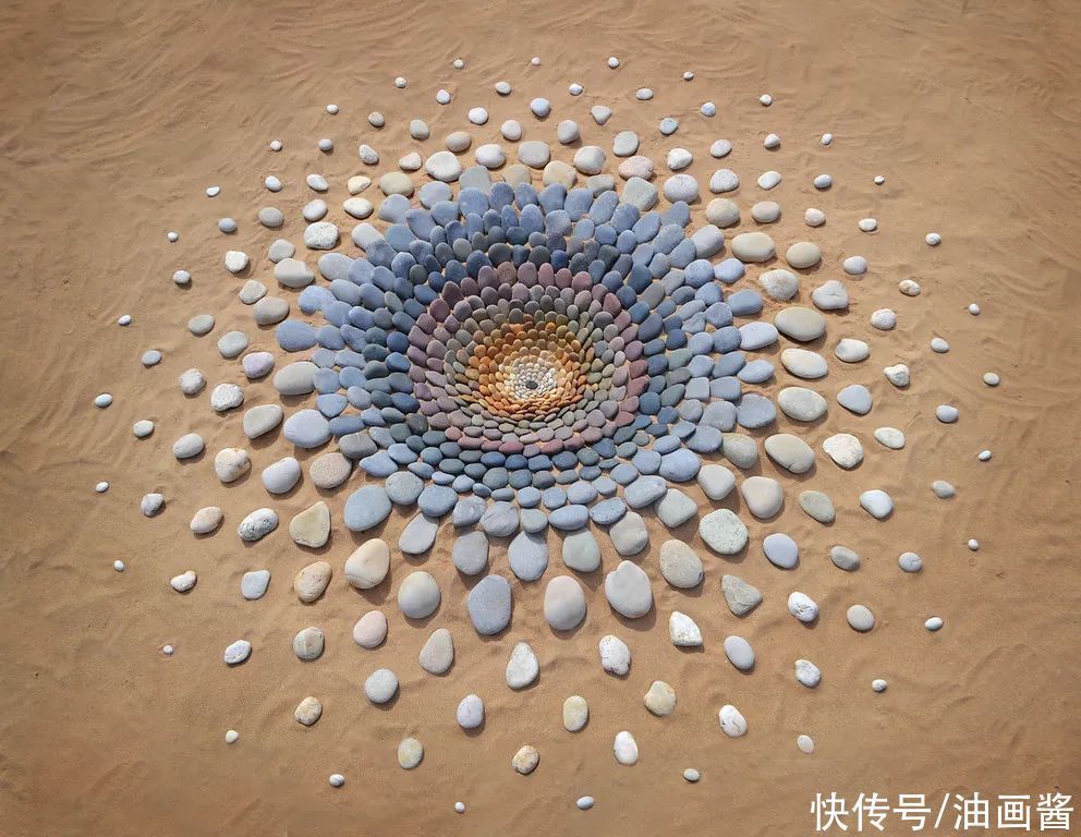 陆地|堆石头的艺术家又来了,最新作品艺术感更强,治愈强迫症