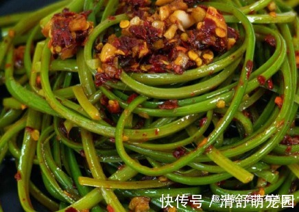 凉拌蒜苔|不仅做着简单而且吃着更开胃,炎热的夏天你也试试吧,还杀菌消炎