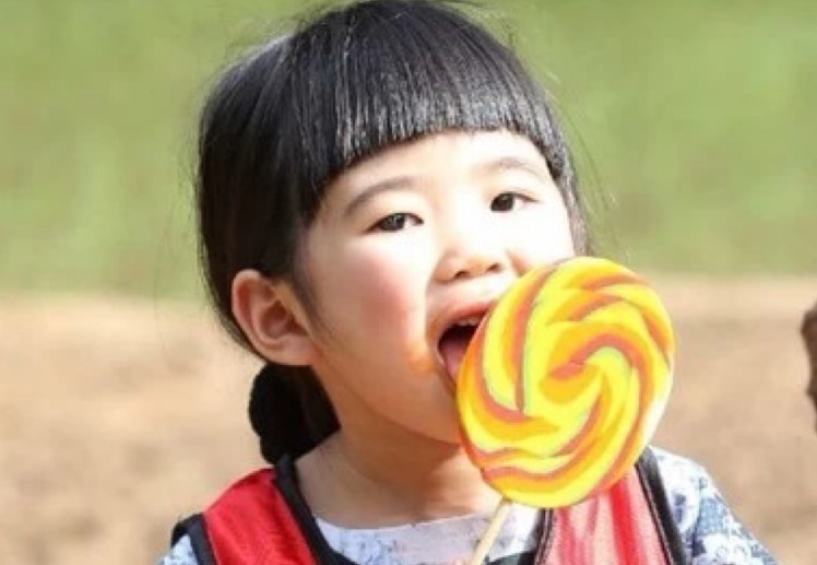 家长|“贪吃宝宝”走红,菜市场偷啃猪头肉和腊肠,老板看见却笑得不行