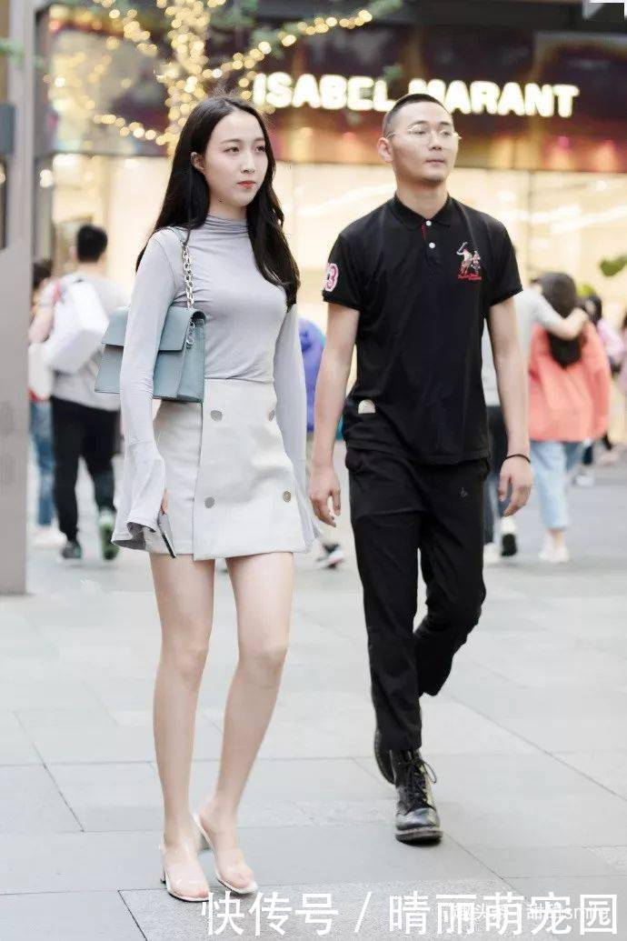 女神脚上搭配一双时尚的高跟鞋，展现出非常新潮的穿搭组合