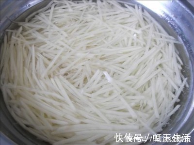 女性|泡土豆的水不要倒,原来有这么多好处,解决了很多女性的烦恼