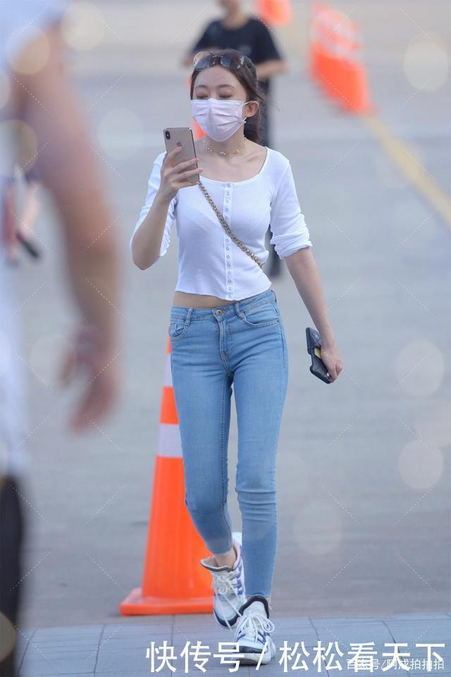 适合早晚温差大的初秋,白色长袖搭配修身牛仔裤,显瘦显腿长