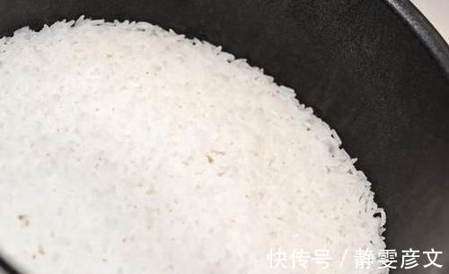 米饭|蒸米饭时,只放清水是外行,多加2样,米饭粒粒分明,香喷喷的