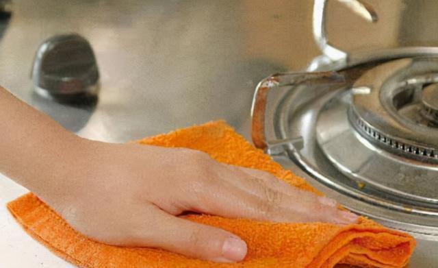 煤气灶每天擦还是很脏,教你一招,灶台天和新买的一样