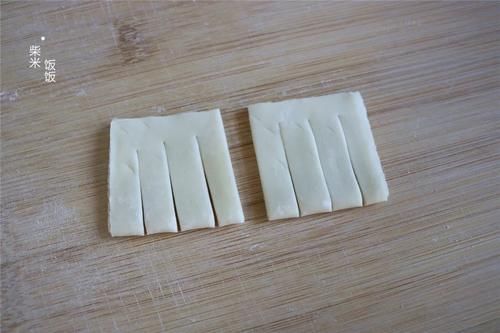 这小点心，外面卖12一斤，自己在家做，3元馄饨皮做一大筐