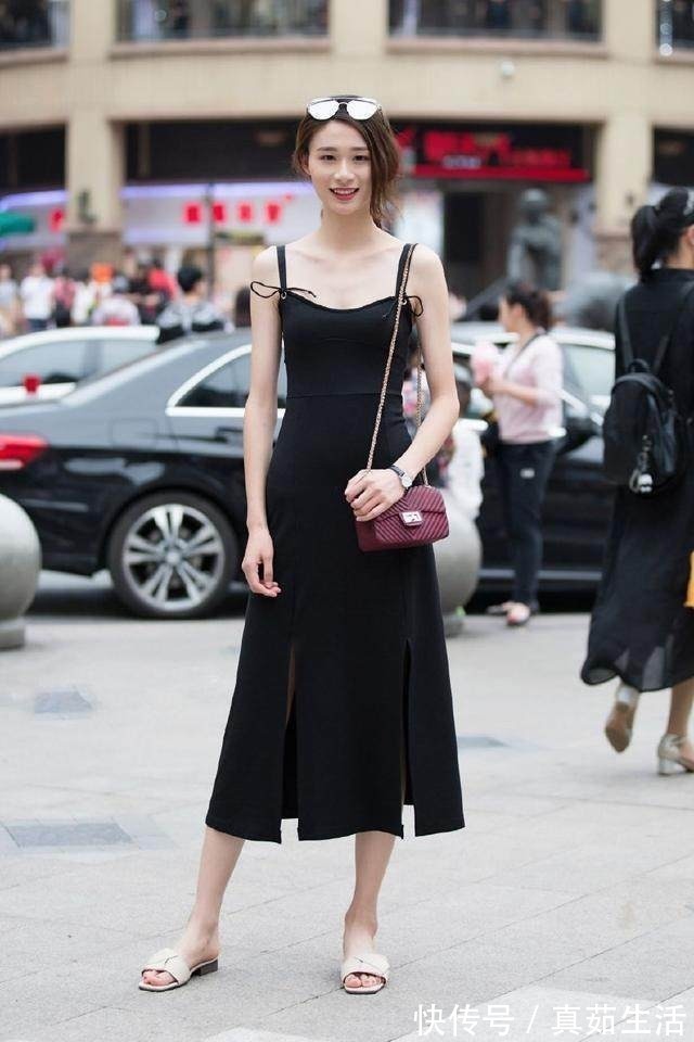 小蛮腰|街拍：长发美女的红色穿搭真性感，长相靓丽，气质优雅