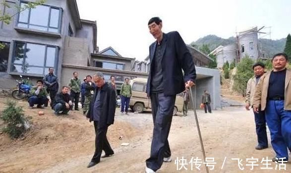 孩子|中国第一巨人鲍喜顺不听医生劝告,执意生下一子,一家现状如何