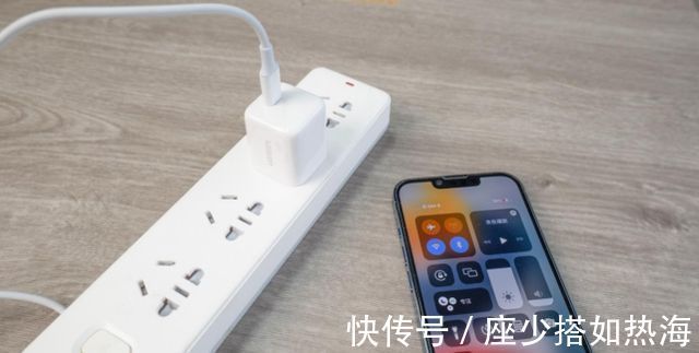 小金刚|当iPhone 13恢复赠送充电头和耳机，网友：呃，还是别送了吧