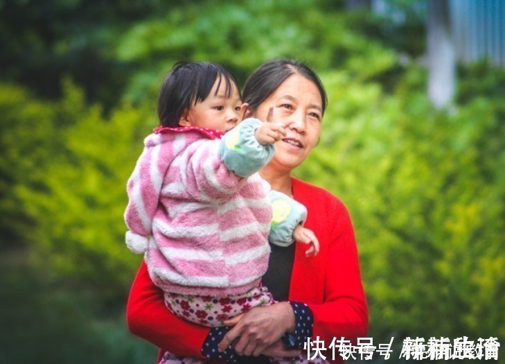 睡着|母亲带俩娃动车睡着,睡姿引网友热议:当妈后就见不得这种画面了