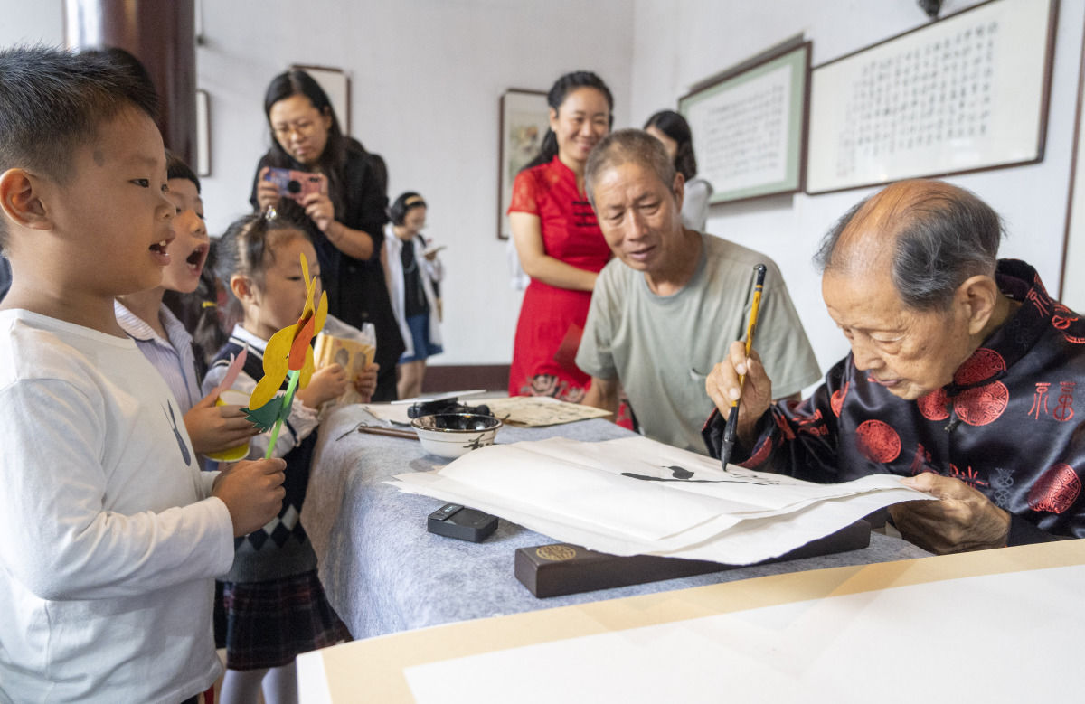 陈凌@宁海有位百岁“书法爷爷”，40余年义务教全村老少写书法
