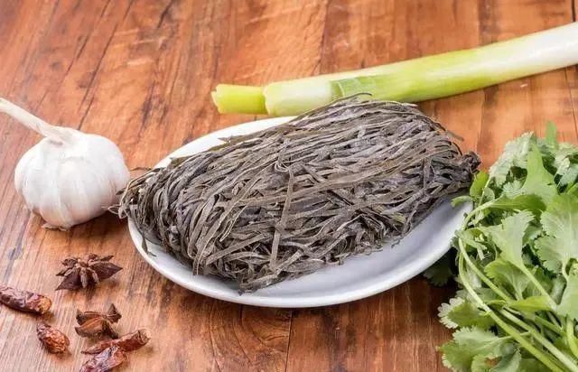 查出甲状腺结节,能吃“发物”吗?提醒:4类食物,趁早撤离饭桌