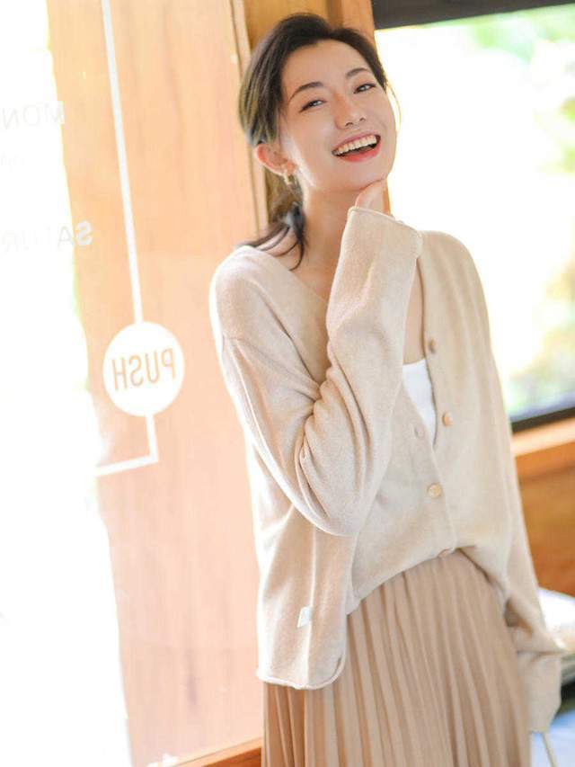 搭配|其实，秋天用白色针织开衫搭配黑色连衣裙就很美，简约百搭又高级