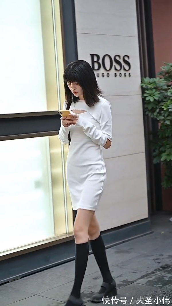 修饰|美女街拍:酷女孩也有专属好气质,小姐姐身穿白色包臀裙,好身材就在眼前