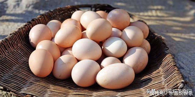 买鸡蛋时,选蛋壳表面干净的还是脏的?超市员工:很多人都挑错了