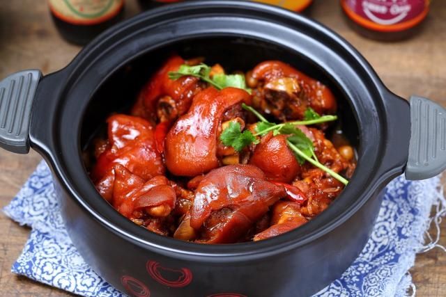 猪蹄这样做真叫一个香，色泽红润软烂入味，健康营养胶原蛋白满满