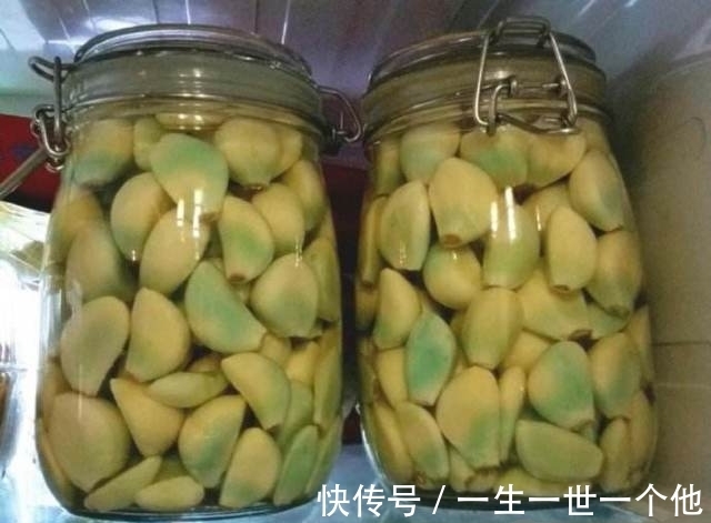 腌制|80旬奶奶腌腊八蒜有诀窍,简单3步一天就能腌出“翠绿”腊八蒜