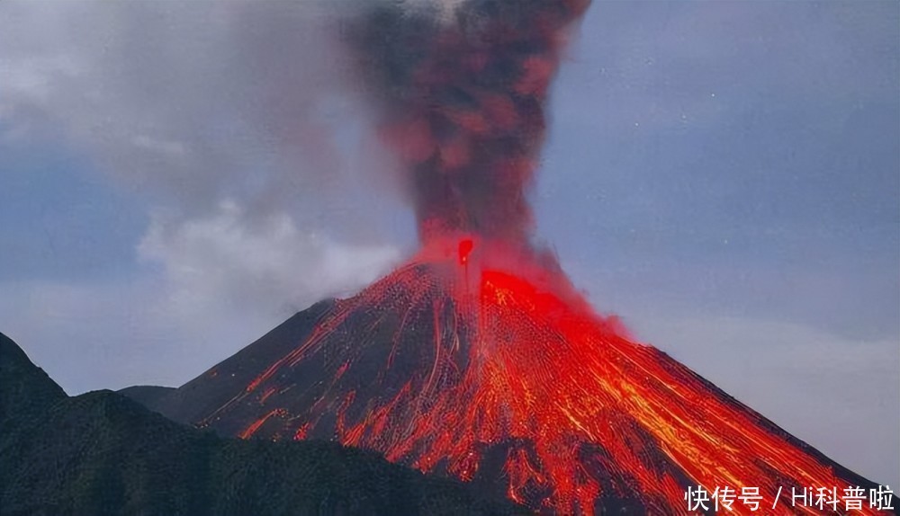 印尼塞梅鲁火山喷发 火山灰柱高约800米