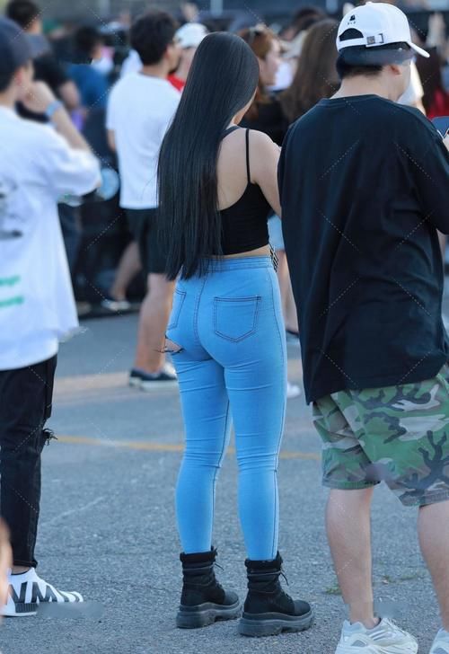 干练是搭配出来的，黑色背心配浅色牛仔裤，经典时髦