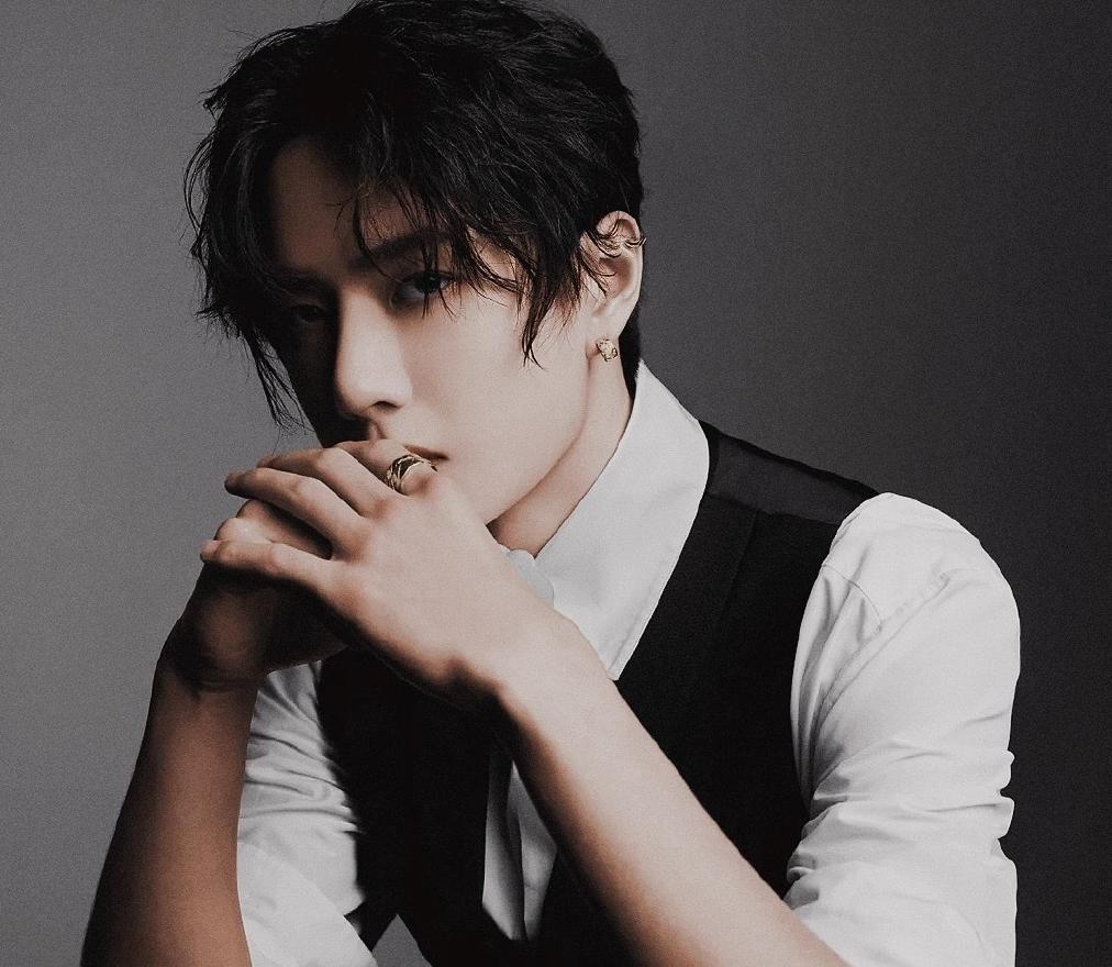 纪律委员|王一博被问竞品鞋,害怕挥手回答太好笑,门被挤爆大张伟带潘玮柏解救