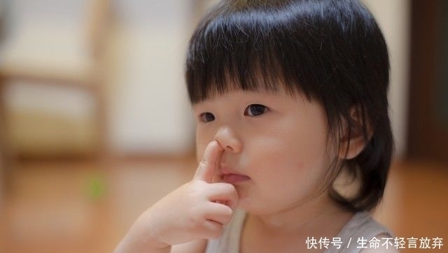 小君|从小爱“挖鼻孔”的孩子,长大几乎逃不过这3种结局,父母别忽视