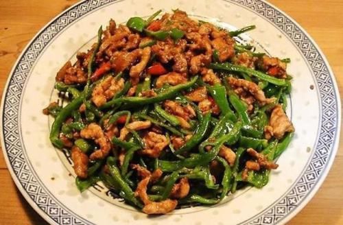 辣椒炒肉,先炒辣椒还是先炒肉?这步都做错了,难怪不好吃!