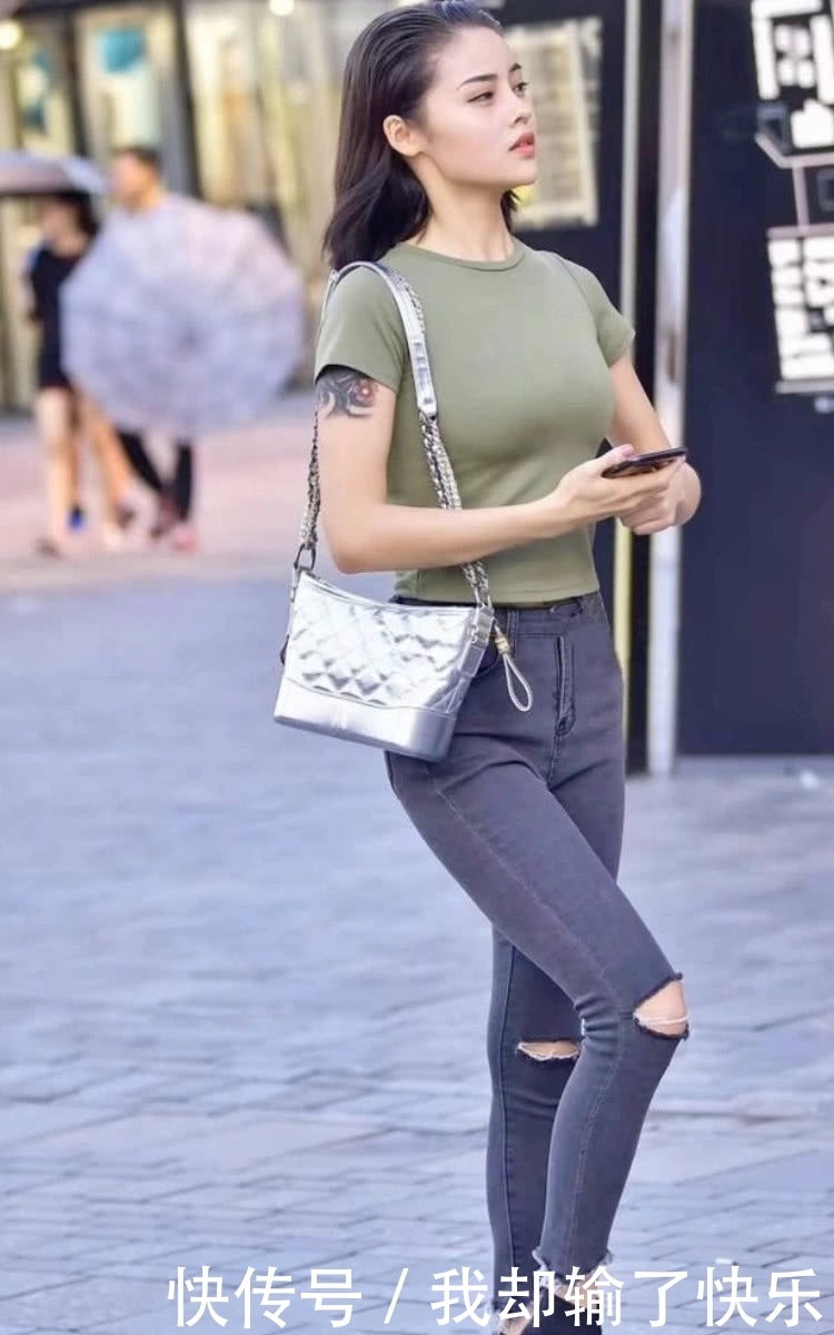 活力|街拍:小姐姐活力四射的穿搭与迷人的气质相呼应,展示出不一样的