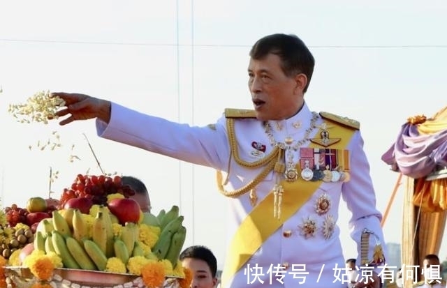 王后@苏提达待遇全面下降,身穿旧礼服实在寒酸,不及诗妮娜穿金戴银