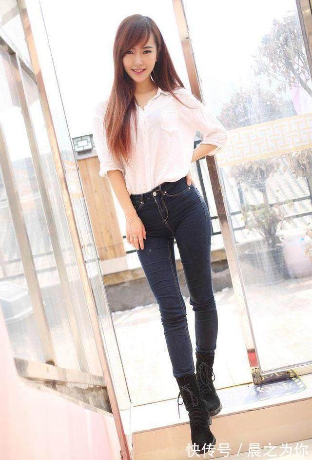 曼妙 简单舒适的牛仔裤,尽显时尚美女的曼妙身姿,突显出女神气质!