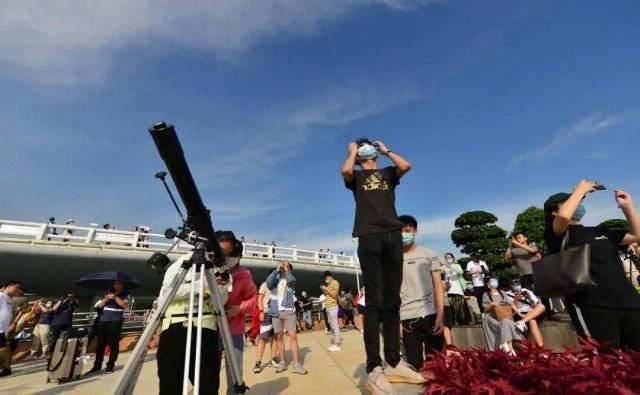 毫不逊色福州天空惊现“天狗吃日”+雷暴+彩虹太震撼了…回顾高光时刻