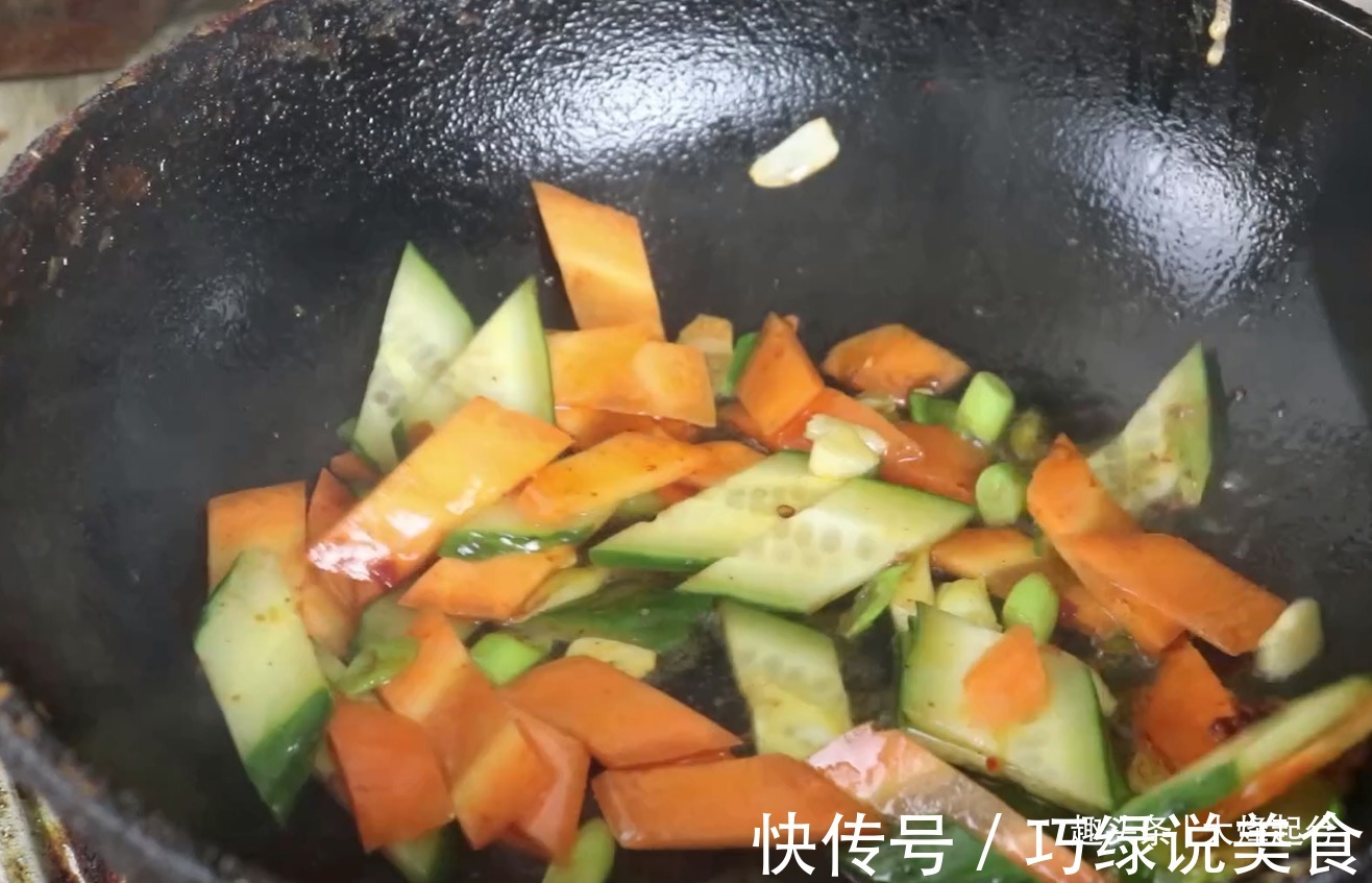 2根黄瓜,1个土豆,简单一做,看着就馋人了,上桌就扫光