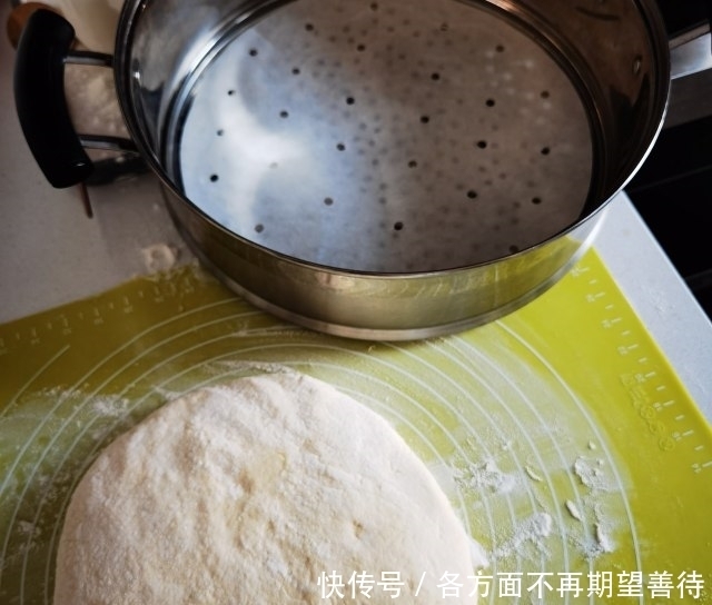 千层杂粮发面饼,外边金黄酥香,里面柔软分层