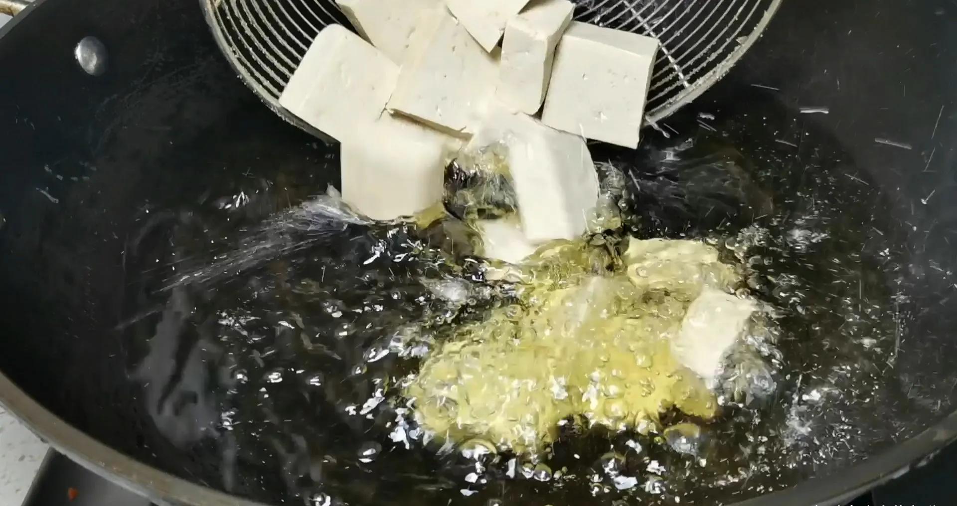 街边小吃浇汁豆腐的做法,外焦里嫩,越吃越香,再多都吃不够