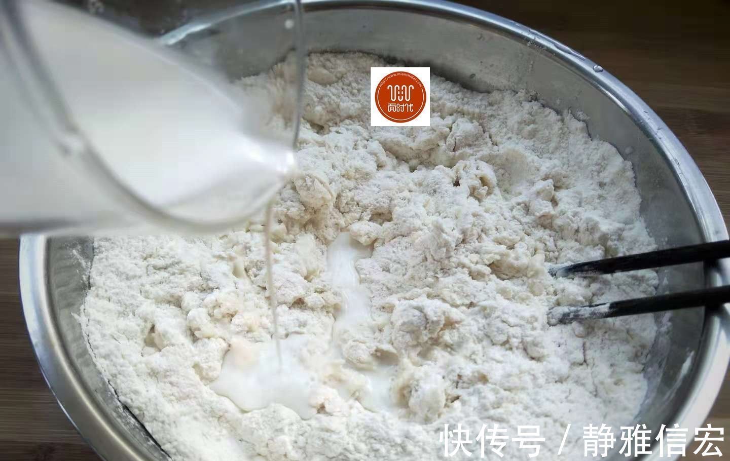 蒸馒头不用提前发面了，只需10分钟，不回缩不塌陷，方便还快捷！