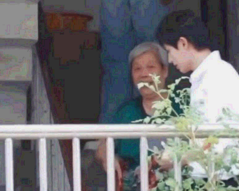 老奶奶|《最后的贏家》路透,看到張哲瀚對老奶奶的態度,真是細節見人品