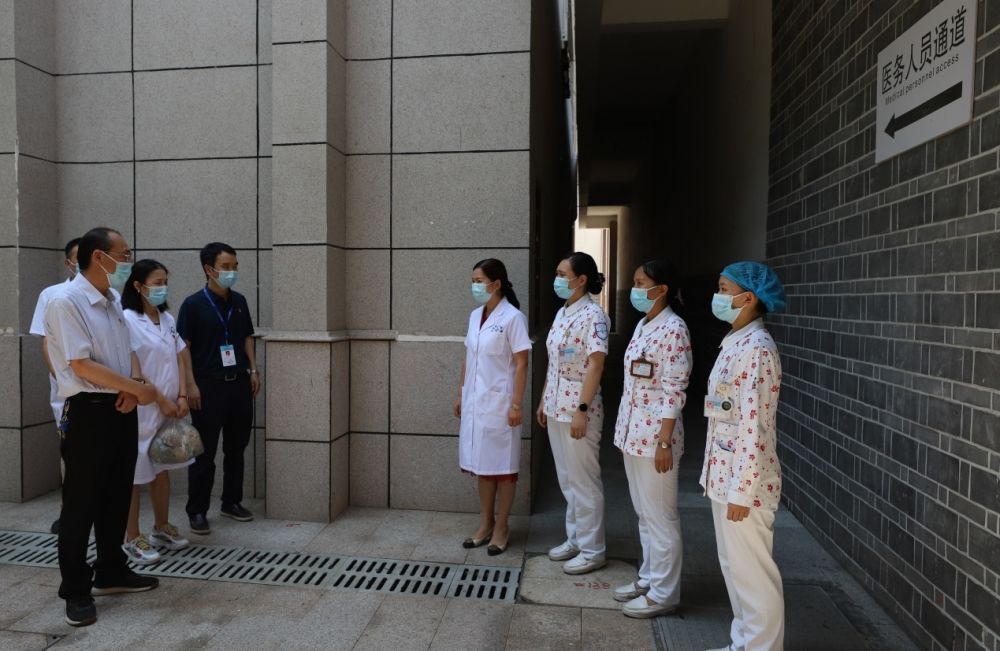 急诊科|大足区人民医院：疫情防控不松懈，高温慰问送清凉