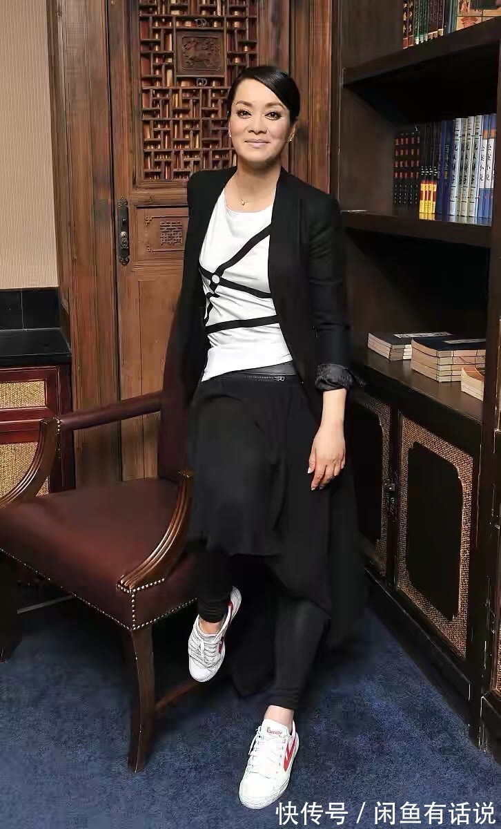 毛阿敏|毛阿敏越老越潮,穿一身黑还扎个小揪揪,瘦成“麻杆”也有大姐范