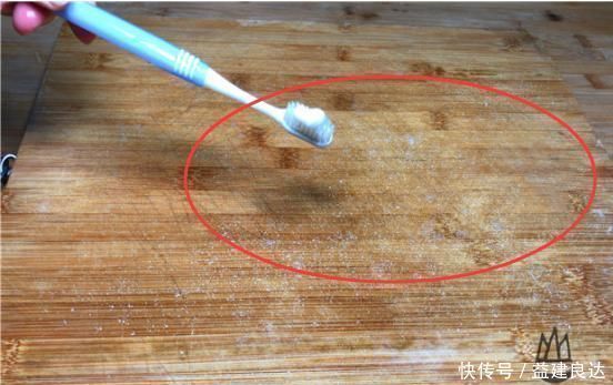 菜板脏了，万万不可用洗洁精洗，教你一招，立马干净如新还不发霉