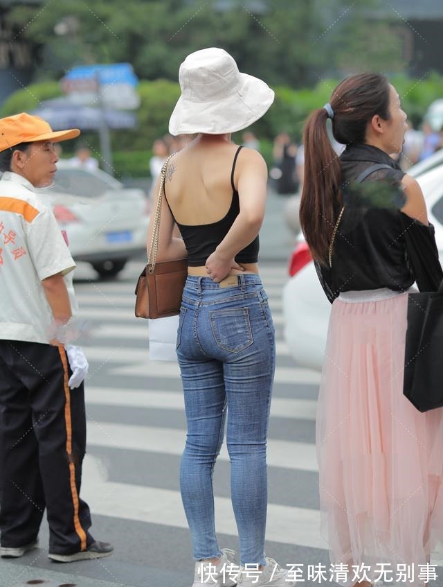 搭配 黑色吊带搭配粉色渔夫帽,既能显脸小,还能和服饰搭配!