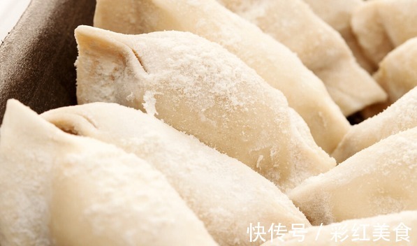饺子皮|煮冻饺子，不要再开水下锅了，牢记3个窍门，饺子鲜香不破皮