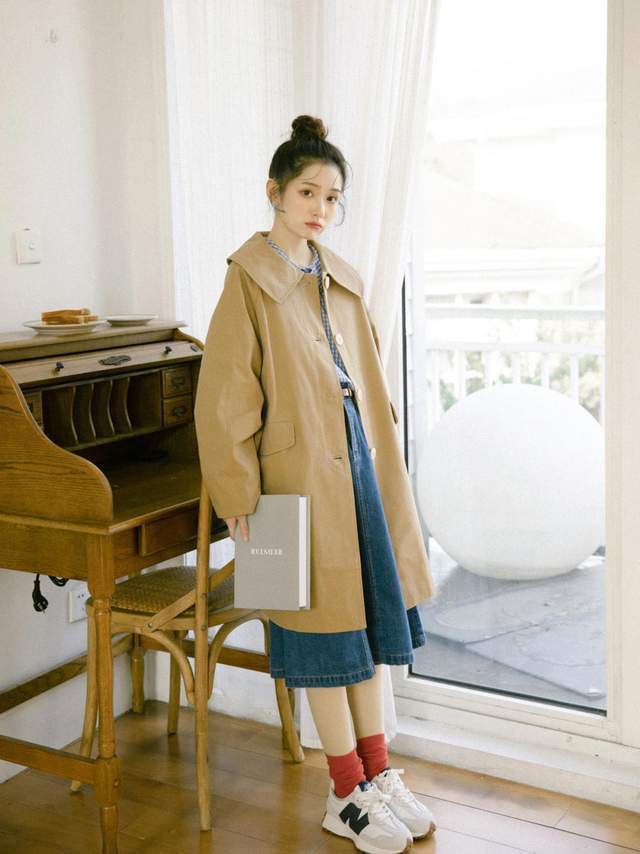 小个子 换季到底怎么穿?卡其色风衣+牛仔裙,日系又复古,美翻整个秋天
