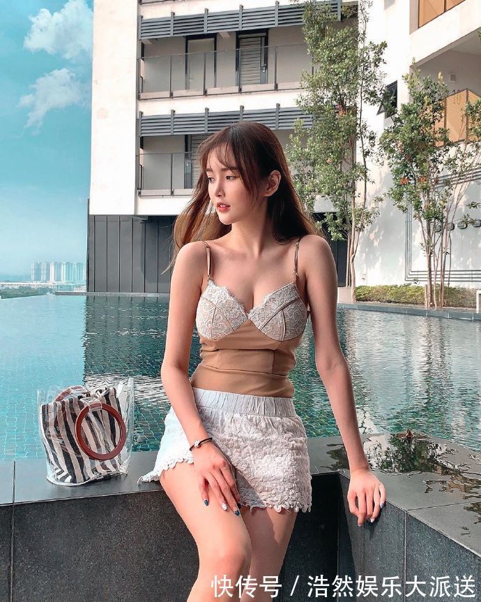 平底运动鞋|美女街拍气质优雅的小姐姐，穿搭紧身裙，尽显曼妙身材！