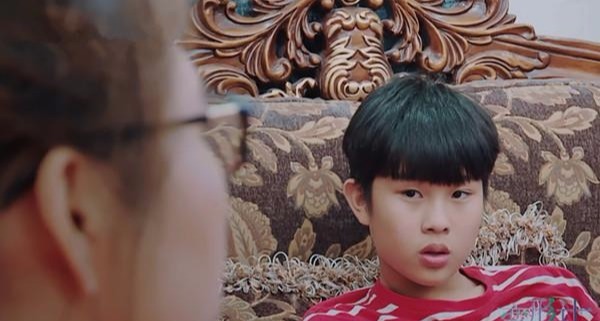 变形计|《变形计》山村女孩喝奶，谁注意到城市哥哥的表情