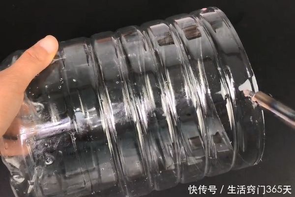 绳子|空油桶上穿2根绳子，真是太厉害了，在家做10个都不够用！太棒了