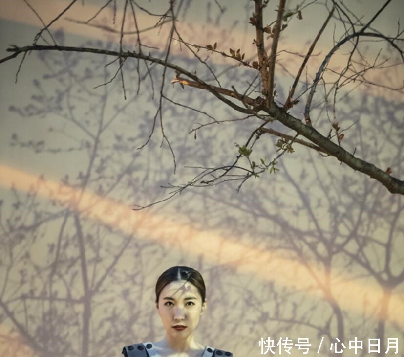 闫鹿杨受邀出席中国国际时装周 驾驭时尚美艳动人!