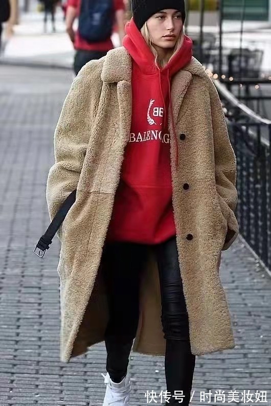 卫衣 “长大衣+卫衣”火了,毫不费力的穿搭术,实用又时髦洋气