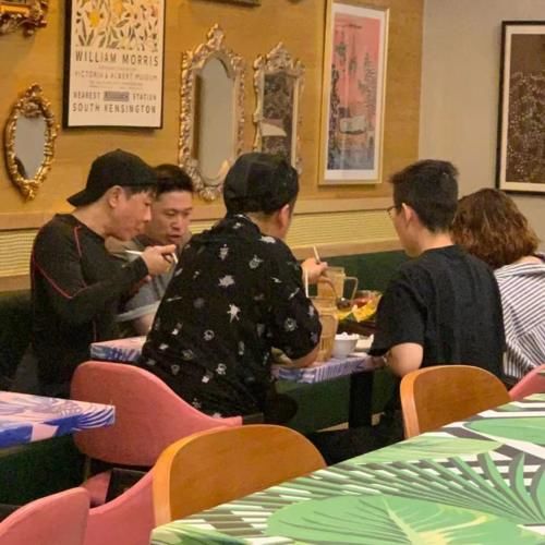 应采儿|网友偶遇陈小春光顾平民小店“沙县小吃”,大赞其接地气