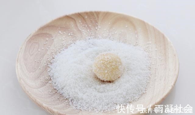 做这小甜点无需基础，金黄诱人、椰香十足，一口一口根本停不下来