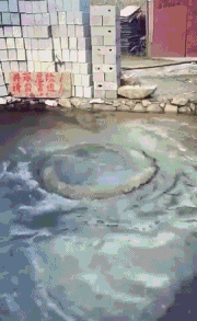 |搞笑GIF:妹子你真是会玩,乍一看还以为轻生呢