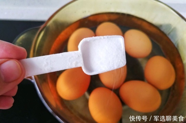 鲜嫩|煮鸡蛋，不要直接用水煮，学会3个技巧，鸡蛋鲜嫩入味，3秒剥蛋壳