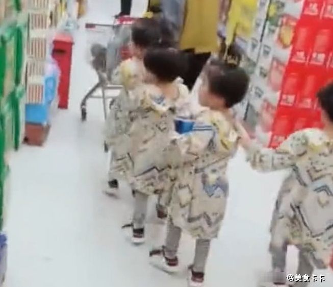 小家伙|四胞胎和爸爸一起逛超市，四个小家伙依次排开跟在爸爸的后面